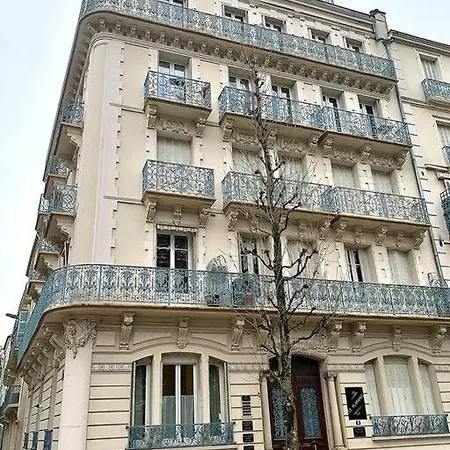 Standing Opera Apartment *